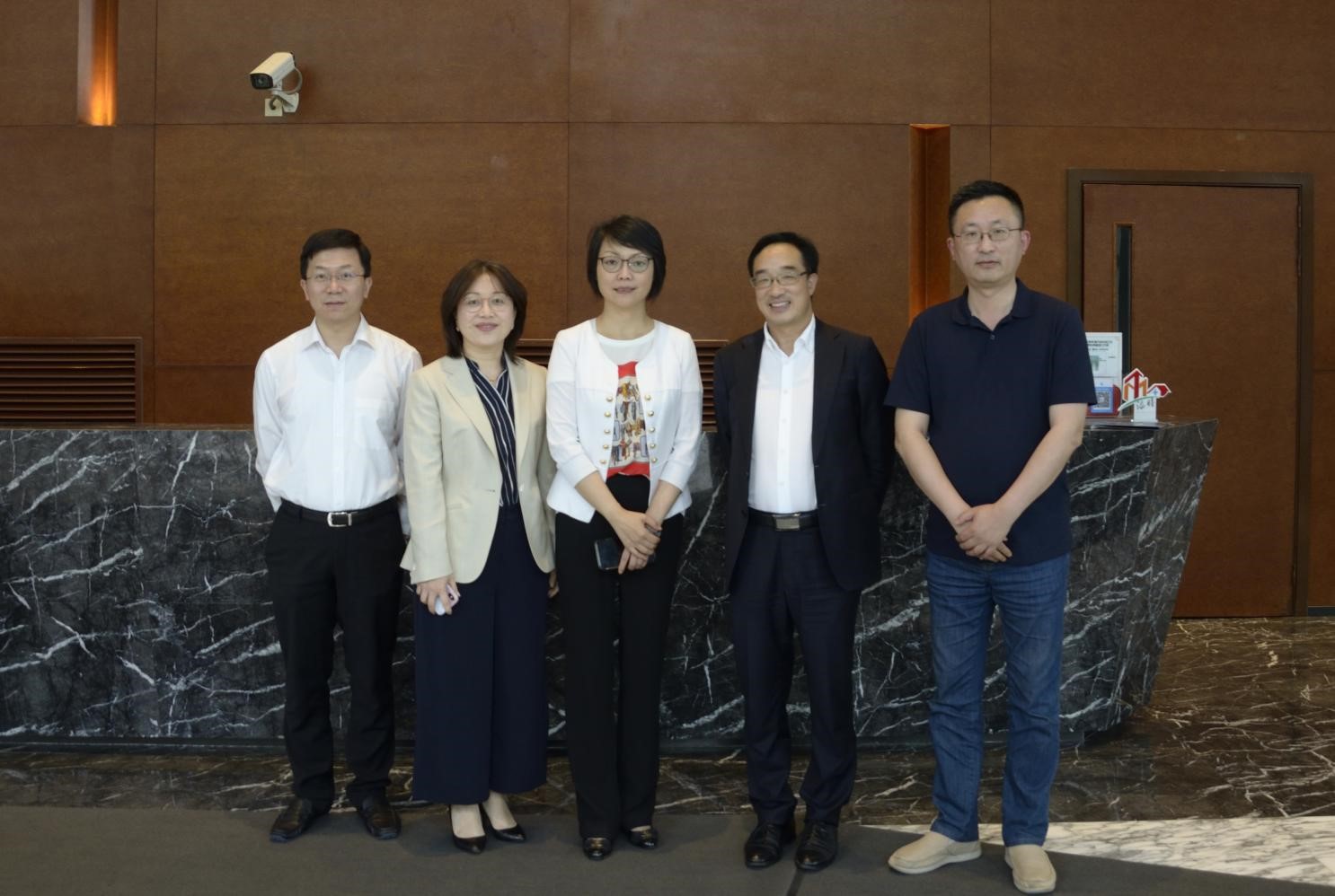 中共靜安區(qū)委副書記黃紅一行走訪調(diào)研國金租賃.jpg 中共靜安區(qū)委副書記黃紅一行走訪調(diào)研國金租賃.jpg